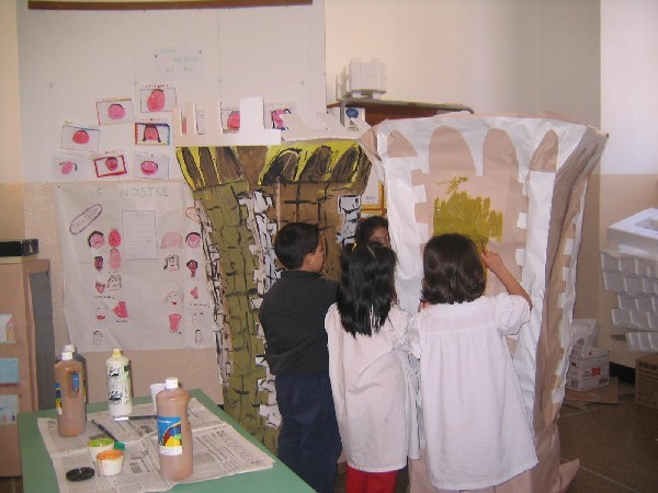 Bambini intenti a costruire il castello